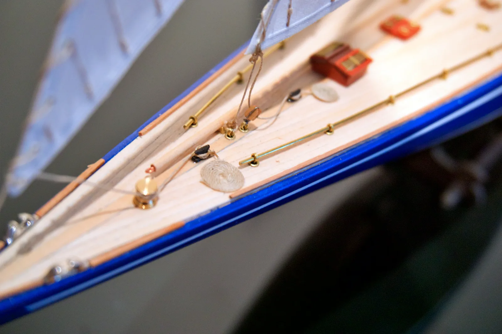 Endeavour, Bow
