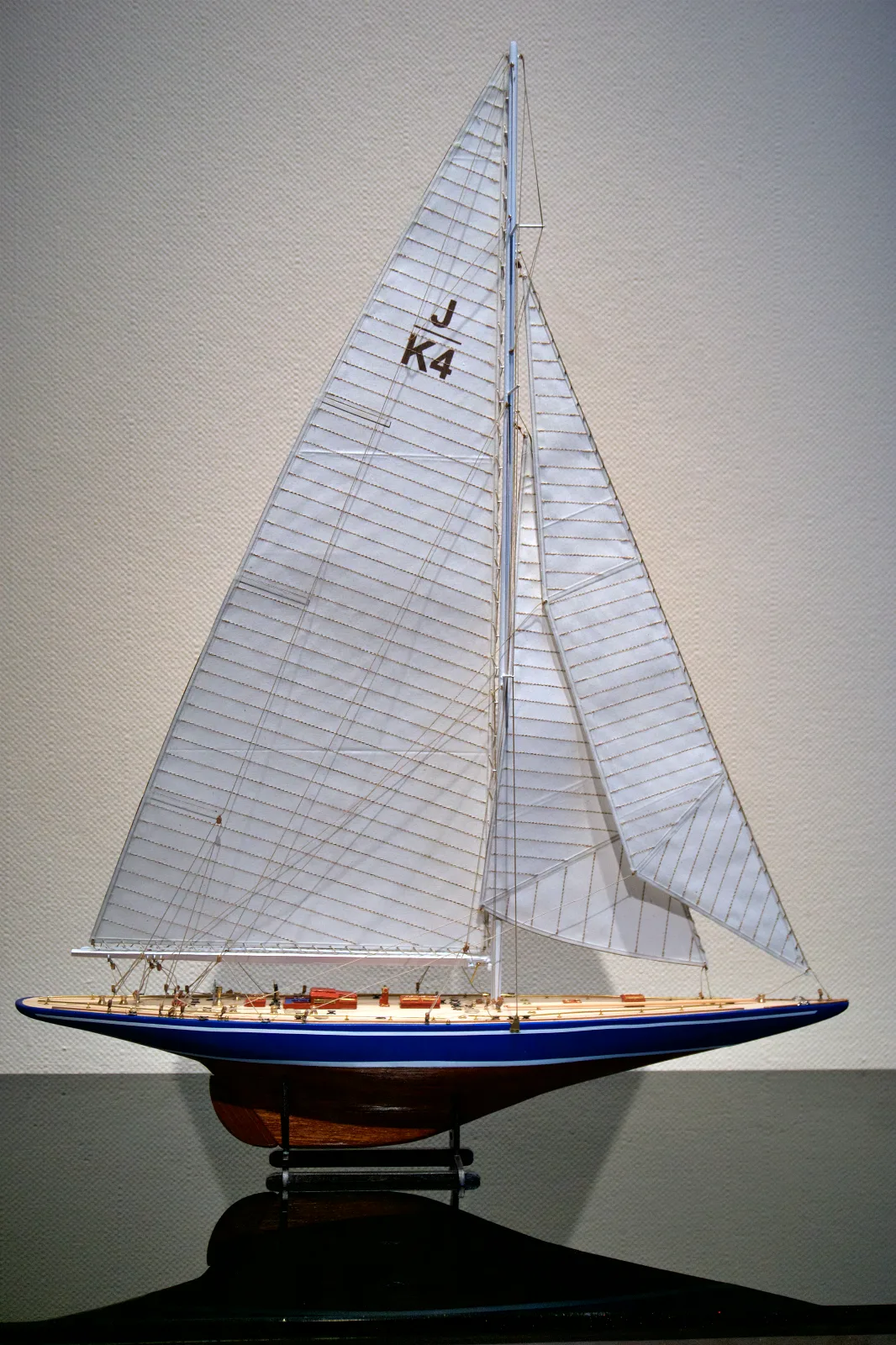 Endeavour, Side