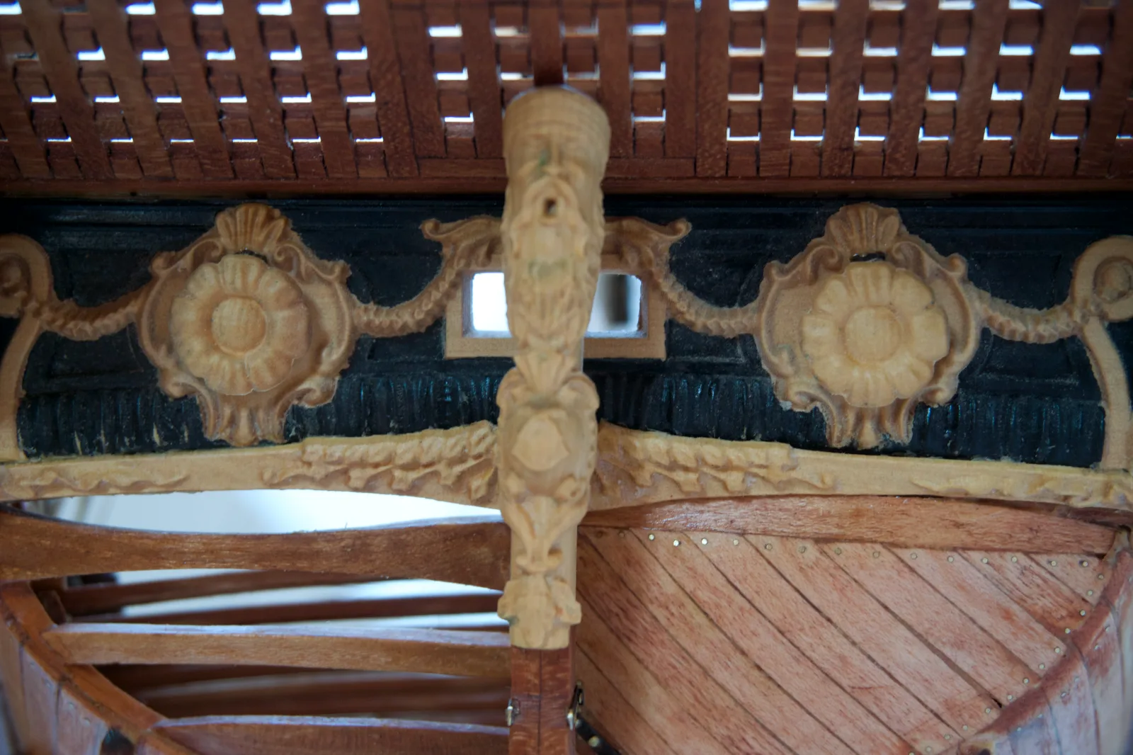 Le Requin, stern decor