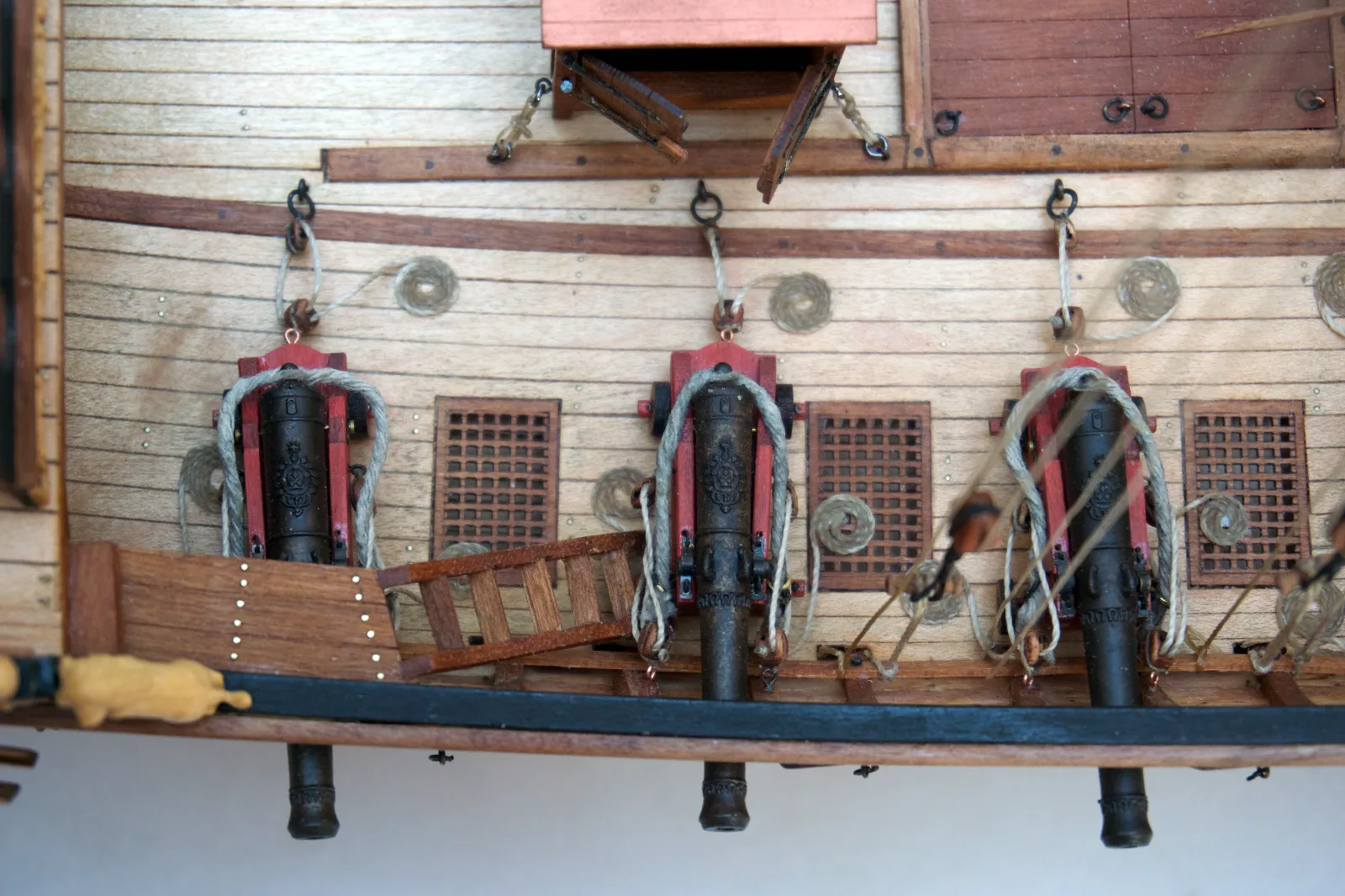 Le Requin, Cannons